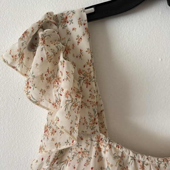SHEIN Cream Floral Ruffle Sleeve Flowy Girly Top size medium new without tags - Picture 2 of 4